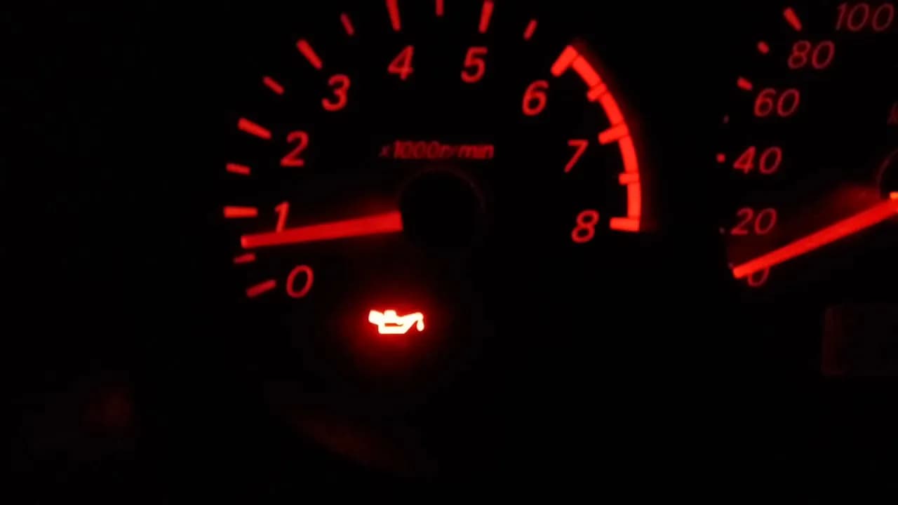 Kontrolka oleje: co znamená a kdy okamžitě zastavit