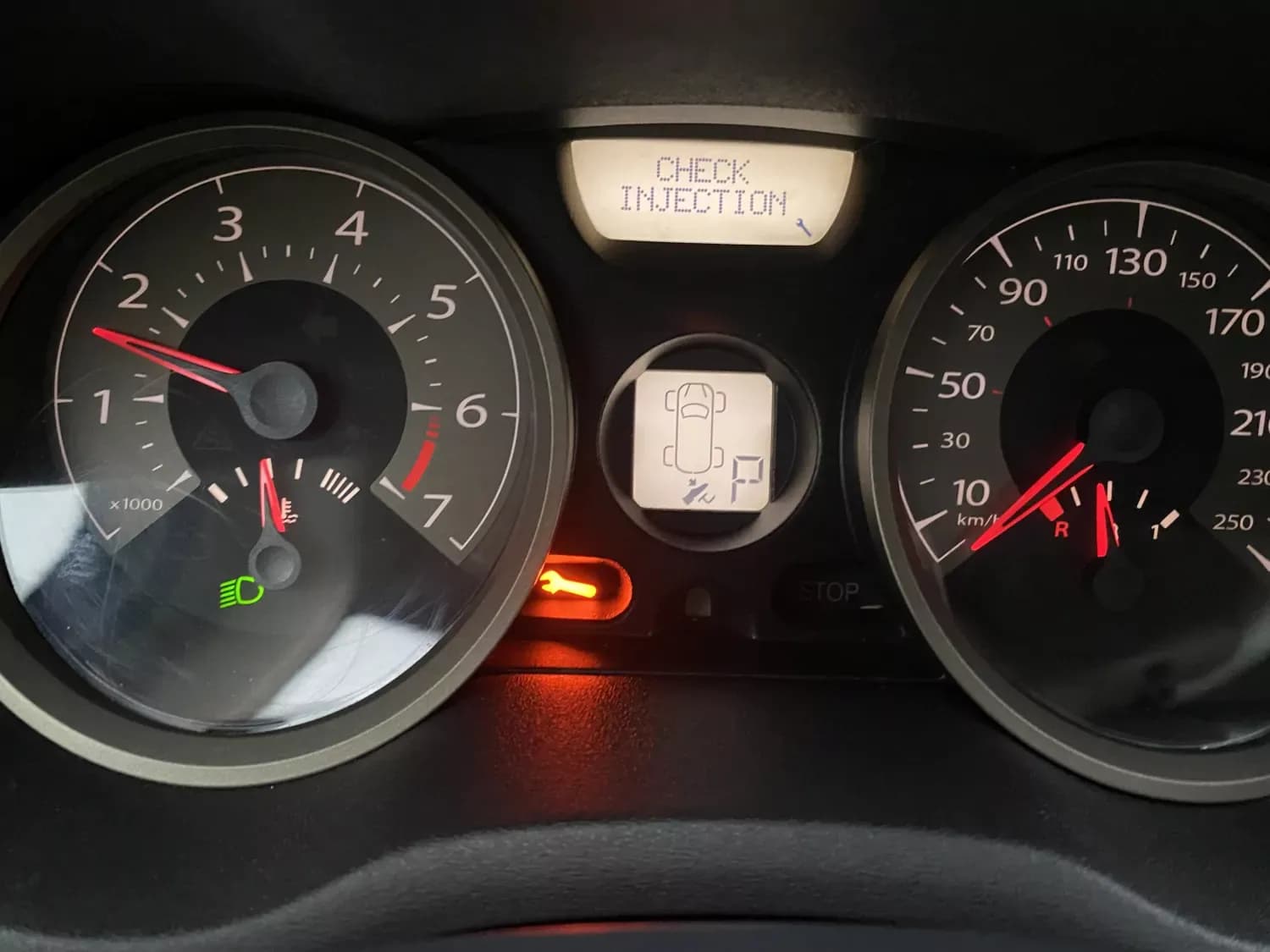 Nouzový režim auta: co znamená, jak poznat příčinu a kdy už nejezdit dál