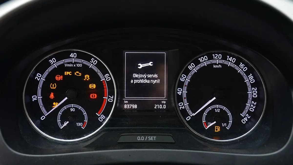 Kontrolka servisu: co skutečně znamená a kdy stačí objednat servis bez paniky