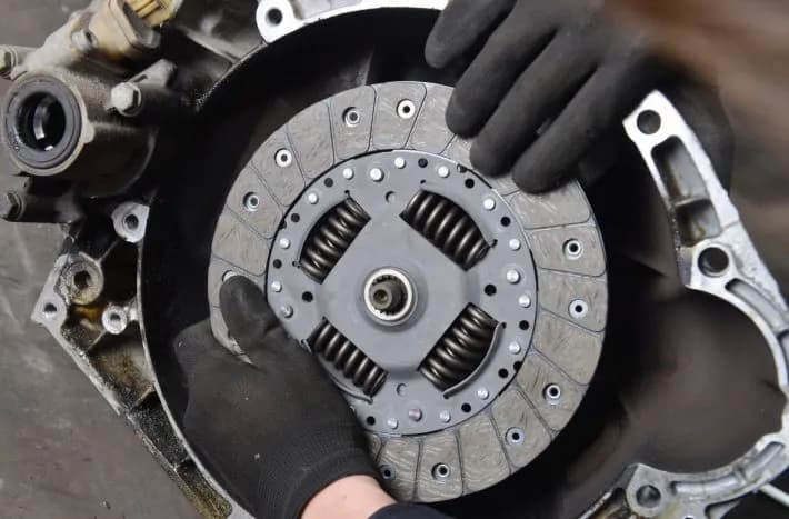 Spojka prokluzuje: příznaky a kdy už do servisu