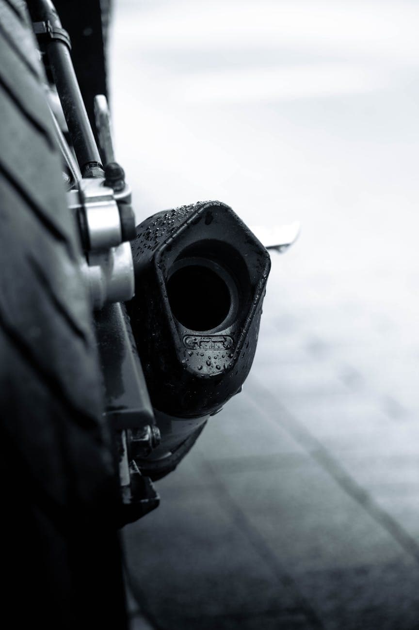 Výfuk drnčí: kdy jde o banalitu a kdy ne