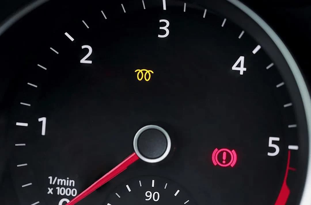 Rozsvítila se kontrolka žhavení? Co to znamená a kdy už raději nejet dál
