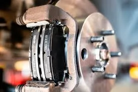 Pískání brzd: kdy jde jen o destičky a kdy už je problém vážnější